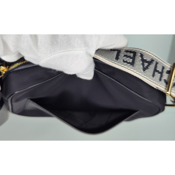 jet set travel large 2-in-1 nylon gabardine tote bag MICHAEL Michael Kors Packable - Bags for Women - Construction A removable zip pouch comes in handy for storing smaller items Michael Kors Jet Set Large